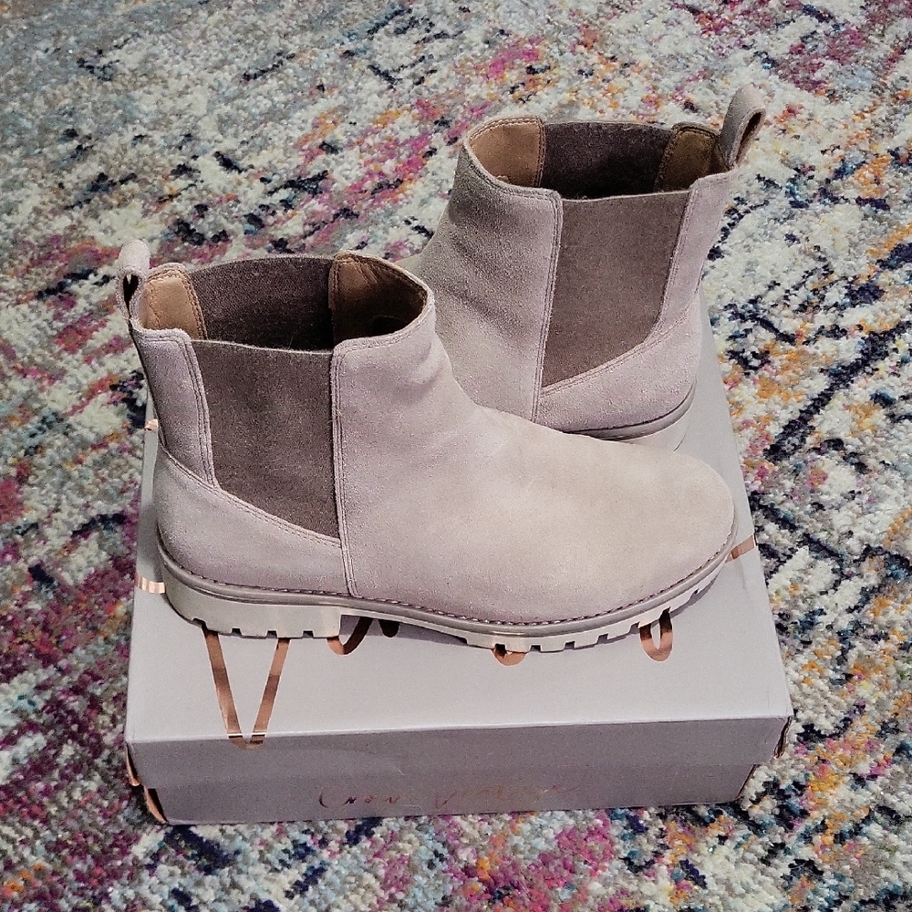 Women's Beige Chelsea Boots